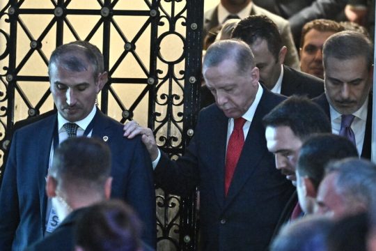 Ο Ρετζέπ Ταγίπ Ερντογάν αποχωρεί από την τουρκική πρεσβεία στην Αθήνα μετά τη χτεσινή επίσκεψή του